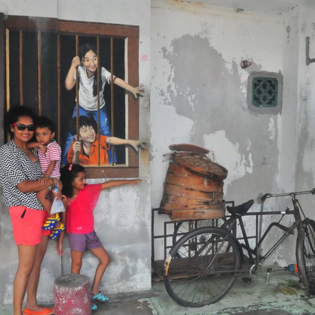 exploring the streets of georgetown, malaysia 🇲🇾 ❤️ 

#flashbackfriday #travelwithkids

#Penang #Malaysia #georgetown #malaysia#travelwithpriyaa